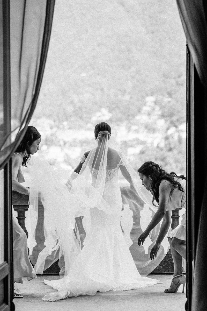 Wedding veil photo idea with movement