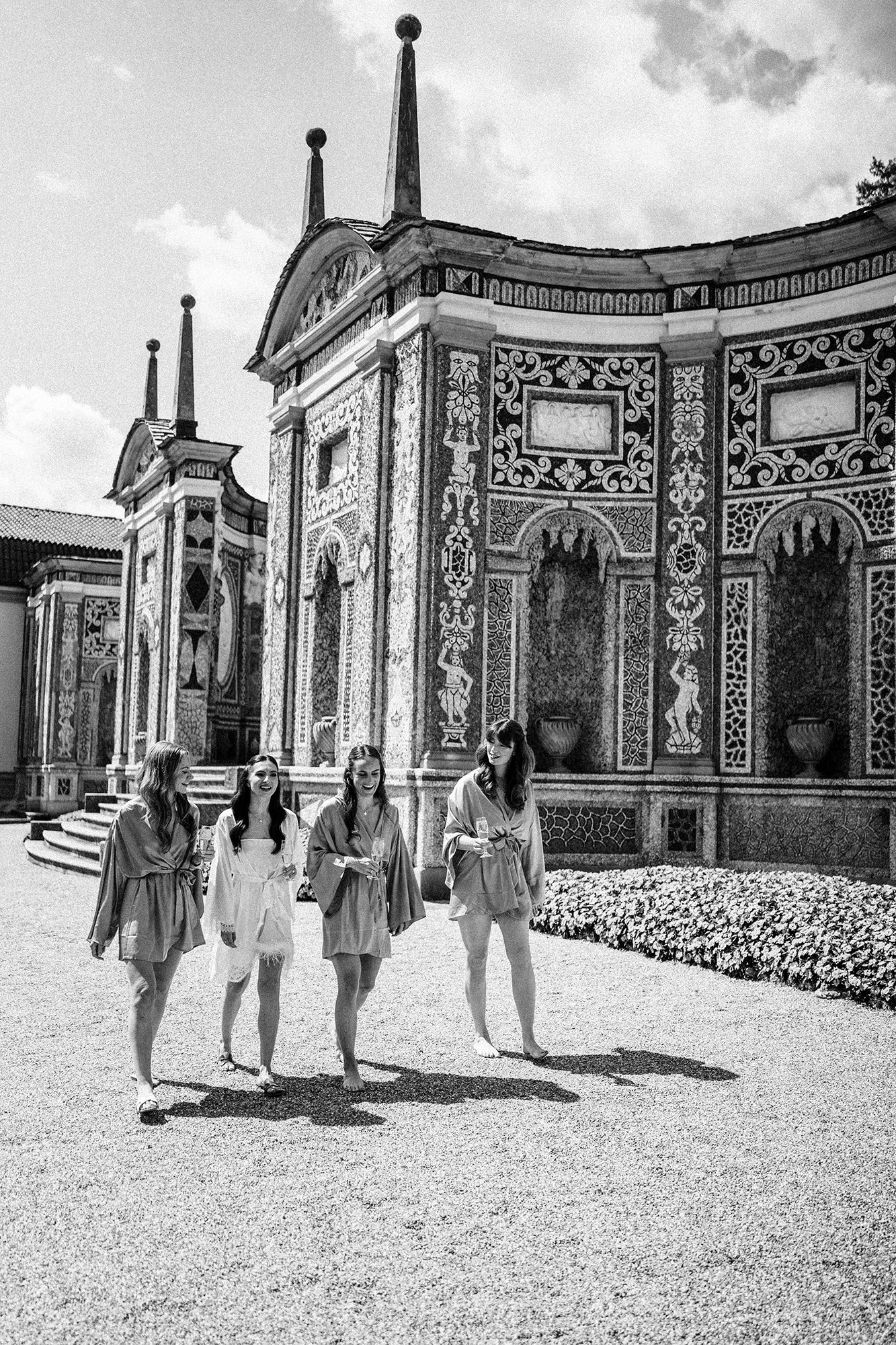 Lara and her bridesmaids at Villa d’Este on the wedding morning